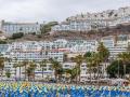 Una de las imágenes recogidas en el libro 'España fea', de Andrés Rubio, muestra el sobreexplotado litoral de Gran Canaria, en playa de Puerto Rico, en Mogán