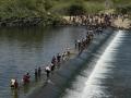 Inmigrantes ilegales cruzando el río Bravo en la frontera sur de Estados Unidos