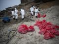 Trabajadores de los servicios de limpieza del vertido en las playas de Perú