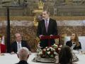 El rey Felipe VI da un discurso junto al ministro de Cultura y Deporte, Miquel Iceta durante el almuerzo que ofrecen este jueves en el Palacio Real a una representación del mundo de las letras con motivo de la entrega del Premio Cervantes 2021