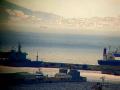 Submarino en el puerto de Gibraltar con el Estrecho de fondo