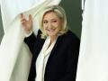 Marine Le Pen sonríe después de depositar su voto en las elecciones presidenciales en las que se enfrenta a Emmanuel Macron que se juega su reelección