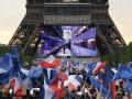 Partidarios de Emmanuel Macron celebrando su victoria con banderas de la UE