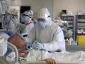Profesionales sanitarios atienden a pacientes covid en un hospital, en 2020