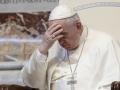 El Santo Padre sentado durante la celebración de una misa este lunes en el Vaticano