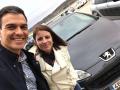 Pedro Sánchez posa para su Twitter con su Peugeot 407 y Adriana Lastra