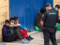 Varios inmigrantes menores en el polígono industrial cercano a la frontera de El Tarajal