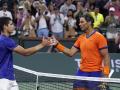 Los tenistas Rafa Nadal y Carlos Alcaraz se saludan tras su duelo en el torneo de Indian Wells