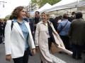 Ada Colau y Yolanda Díaz pasean por el Paseo de Gràcia con motivo de la celebración de Sant Jordi