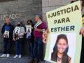 Amigos y familiares de Esther López centrados a las puertas del Juzgado de Instrucción Número 5 de Valladolid pidiendo justicia para la joven.