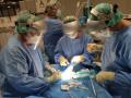 Un equipo médico del hospital temporal de Ifema de Madrid realiza una intervención quirúrgica