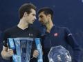 Andy Murray y Novak Djokovic con su trofeos de las ATP Finals en 2016