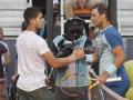 El tenista Carlos Alcaraz, y el tenista Rafael Nadal, se estrechan la mano tras el encuentro de cuartos de final del Mutua Madrid Open este viernes en la Caja Mágica en Madrid