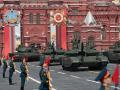 Los tanques rusos T-90M y T-14 Armata desfilan por la Plaza Roja durante el ensayo del desfile militar del Día de la Victoria en Moscú el 7 de mayo de 2022