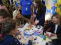La primera dama de EE. UU., Jill Biden (Iz), y la esposa del presidente de Ucrania, Olena Zelenska (D) en una escuela de Uzhhorod frontera con Eslovaquia