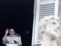 El Papa Francisco asomado a la ventana del Palacio Apostólico, durante el rezo del Regina Coeli