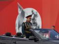 El ministro de Defensa ruso Sergei Shoigu participa en el desfile del Día de la Victoria, que conmemora la victoria soviética en la IIGM, celebrado en Moscú, Rusia este lunes