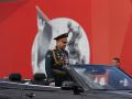 El ministro de Defensa ruso Sergei Shoigu participa en el desfile del Día de la Victoria, que conmemora la victoria soviética en la IIGM, celebrado en Moscú, Rusia este lunes