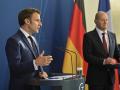 El presidente francés Emmanuel Macron (Iz) y el canciller alemán Olaf Scholz y en conferencia de prensa en la Cancillería de Berlín