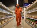 Un funcionario de salud rocía desinfectante en un supermercado norcoreano