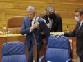 El candidato a la presidencia de la Xunta, Alfonso Rueda (c) con Feijóo a su llegada al debate de su investidura en el Parlamento gallego, esta mañana en Santiago de Compostela