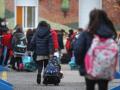 Varios niños a su llegada al colegio