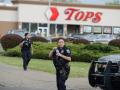 Una agente de Policía de Buffalo (Nueva York), frente al supermercado donde un tiroteo ha dejado diez víctimas mortales