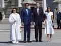 Los reyes Felipe y Letizia posan con el emir de Catar, el jeque Tamim Bin Hamad Al Thani (2i), y a su esposa, Jawaher Bint Hamad Bin Suhaim Al Thani (i), tras recibirles con honores militares este martes en el Palacio Real con motivo de su visita de Estado a España