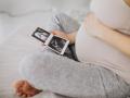 Mujer embarazada mirando la ecografía de su bebé