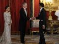 El rey Felipe VI (C) saluda al emir de Qatar, Tamim bin Hamad Al Thani (d), acompañado por la reina Letizia (i), antes de la cena de gala que los monarcas españoles ofrecen al mandatario qatarí