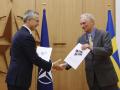 El embajador de Suecia ante la OTAN, Axel Wernhoff, entrega los documentos para la adhesión