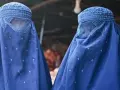 Mujeres afganas cubiertas con burkas