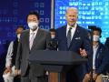 El presidente de EE.UU., Joe Biden junto a su homólogo de Corea del Sur, Yoon Suk-youl (izq.), durante su visita a una planta de Samsung