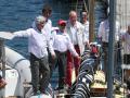 Don Juan Carlos y su amigo Pedro Campos, además del resto de la tripulación del Bribón, el pasado viernes antes del comienzo de las regatas