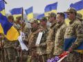 Varios militares ucranianos asisten al entierro de su compañero de armas Mykola en el cementerio militar de Dnipro