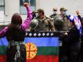Mapuches manifestándose frente a militares chilenos