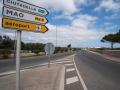 Carteles en menorquín, en la carretera Me 8 Sant Lluís -Mahón, en Menorca, Baleares