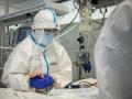 Una persona lleva un EPI para visitar a un paciente durante la pandemia del coronavirus