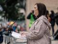 La presidenta del la AVT, Maite Araluce, interviene en una manifestación a favor de las víctimas del terrorismo