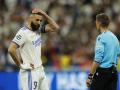 Benzema protesta al árbitro la decisión del VAR