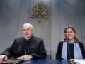 La directora de Museos Vaticanos, Barbara Jetta (d), y el secretario general del Gobierno del Estado de la Ciudad del Vaticano, Fernando Vérgez Alzaga
