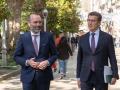 Manfred Weber y Alberto Núñez Feijóo en Santiago de Compostela
El líder del PP, Alberto Núñez Feijóo, asistirá este martes al 27 Congreso del Partido Popular Europeo (PPE) que se celebra en Rotterdam, en el que se elegirá presidente de esta familia política europea al alemán Manfred Weber, en sustitución del polaco Donald Tusk. La nueva dirección contará en su equipo con el eurodiputado valenciano Esteban González Pons, que ocupará una Vicepresidencia, pero esta incorporación conlleva la salida del navarro Antonio López-Istúriz de la Secretaría General del PP, un puesto en el que lleva 20 años.

EUROPA ESPAÑA POLÍTICA
PP