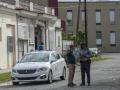 Policías custodian la entrada al Tribunal Municipal de Marianao (al fondo) en La Habana donde se llevan a cabo los juicios