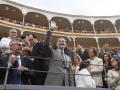 GRAF7573. MADRID, 10/06/2018.- El rey Felipe VI asiste a la tradicional Corrida de la Prensa de Madrid, último festejo de la feria de San Isidro de Madrid, desde una barrera del tendido 9 de la plaza de toros de Las Ventas, acompañado por la presidenta de la Asociación de la Prensa de Madrid, Victoria Prego (c), y el nuevo secretario de Estado de Comunicación, Miguel Ángel Oliver (i). EFE/Javier Lizón
