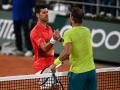 Djokovic y Nadal se saludan al final de su partido de cuartos en Roland Garros