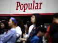 Un grupo de personas se congrega frente a una oficina de Banco Popular en Barcelona