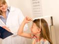 Una doctora mide a una niña