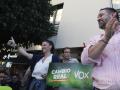 El líder de Vox, Santiago Abascal (d), junto a la candidata del partido a las elecciones andaluzas, Macarena Olona (i), durante un acto electoral de Vox en Sevilla