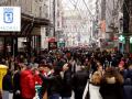 Miles de turistas recorren una de las principales arterias de la ciudad de Madrid en 2019