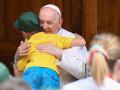 El Papa Francisco abraza a un niño refugiado de Ucrania mientras preside el encuentro 'El Patio de los Niños' con niños provenientes de toda Italia en el patio de San Dámaso en el Vaticano